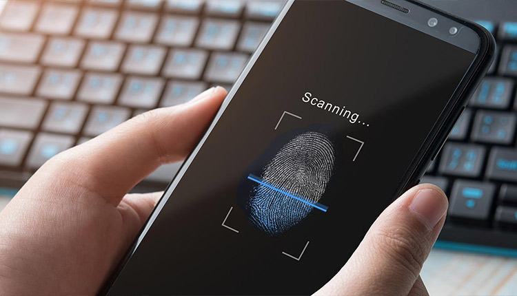Bild eines Smartphones mit Fingerabdruck-Scanner vor einer Tastatur