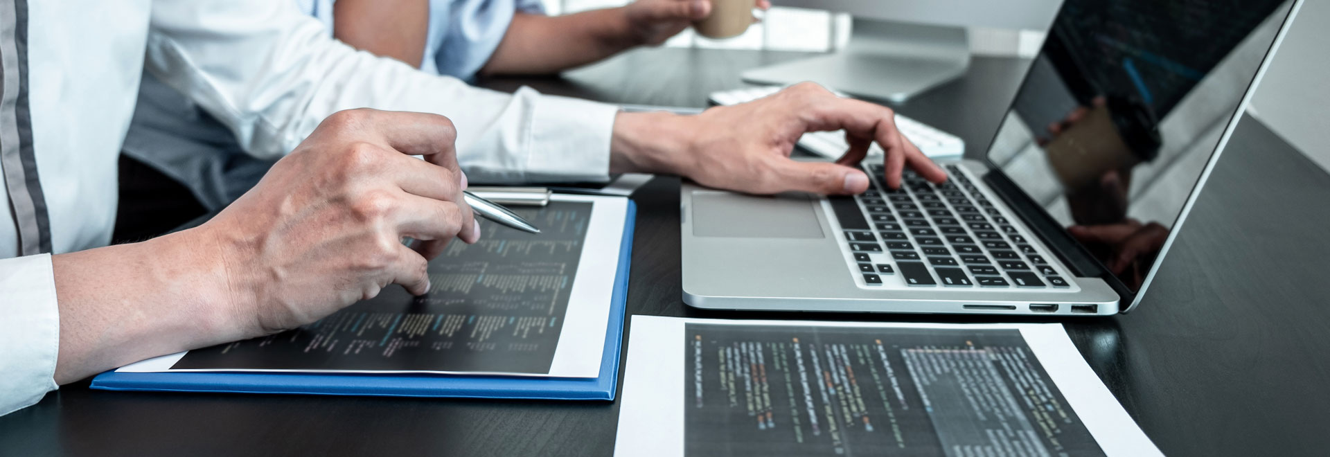 Personen programmieren an einem Laptop