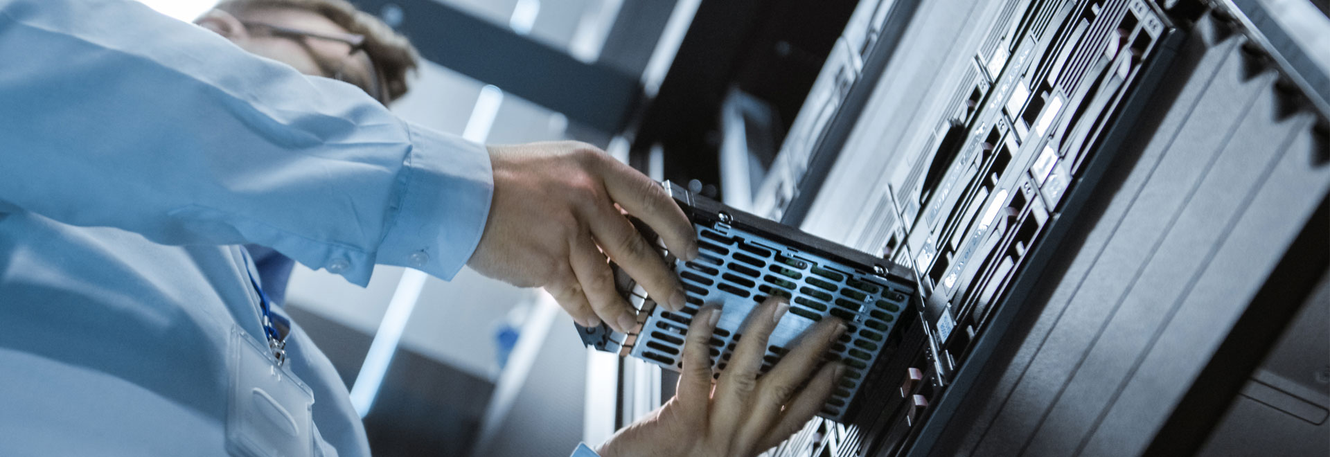 Techniker installiert eine Festplatte in einem Serverrack
