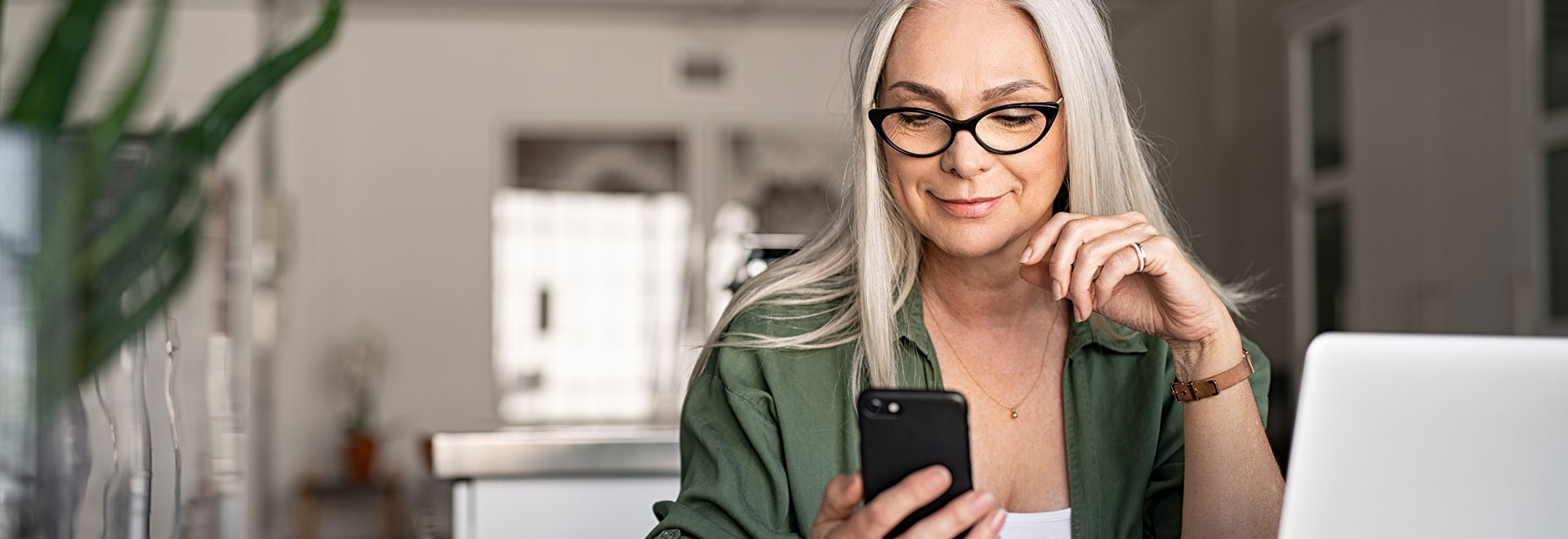 Geschäftsfrau schaut auf ihr Smartphone