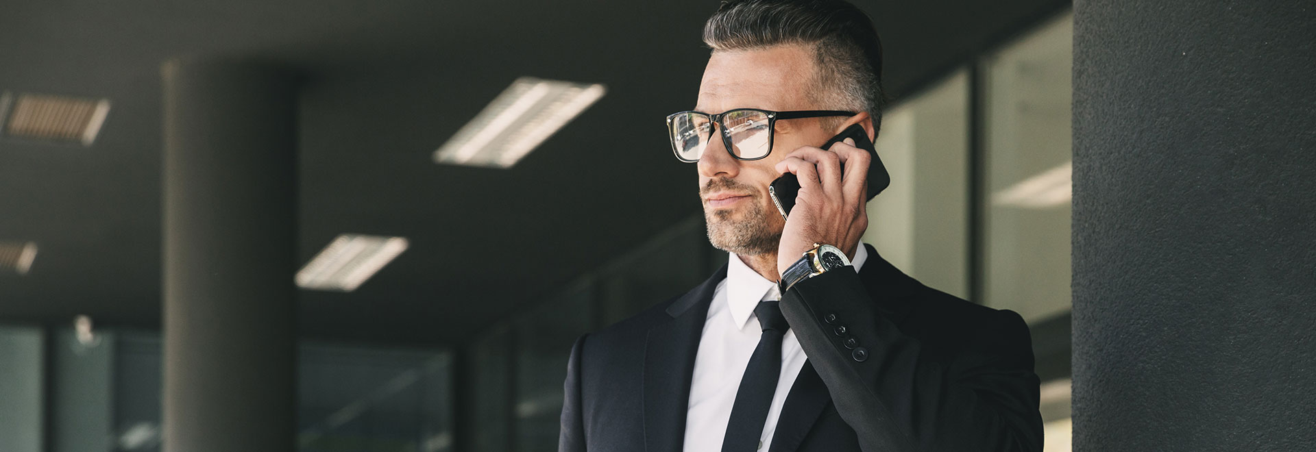 Geschäftsmann telefoniert mit seinem Smartphone