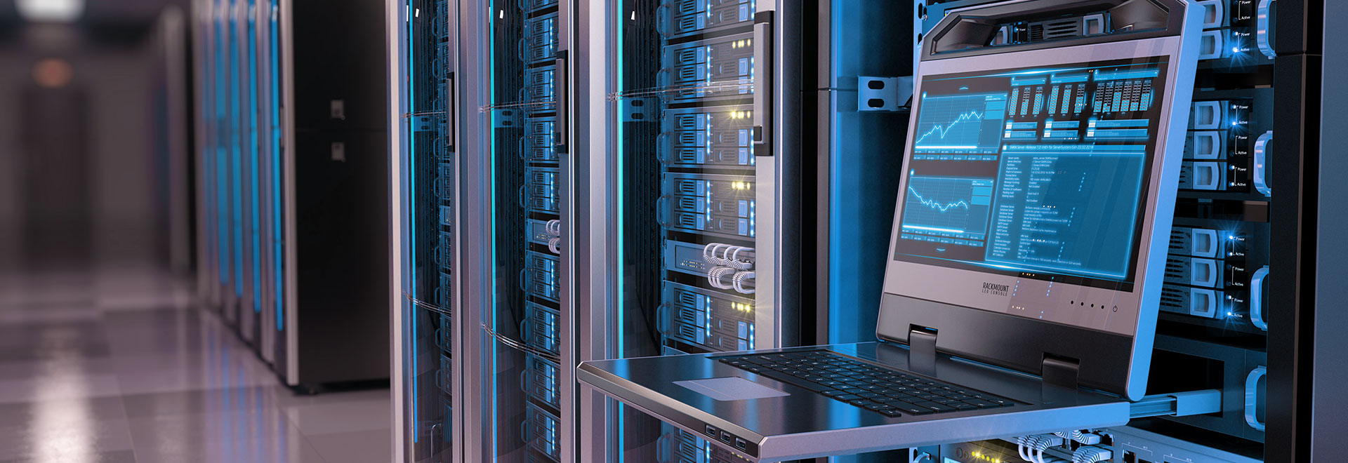 Ansicht eines Serverraums von innen mit aufgeklapptem Laptop davor