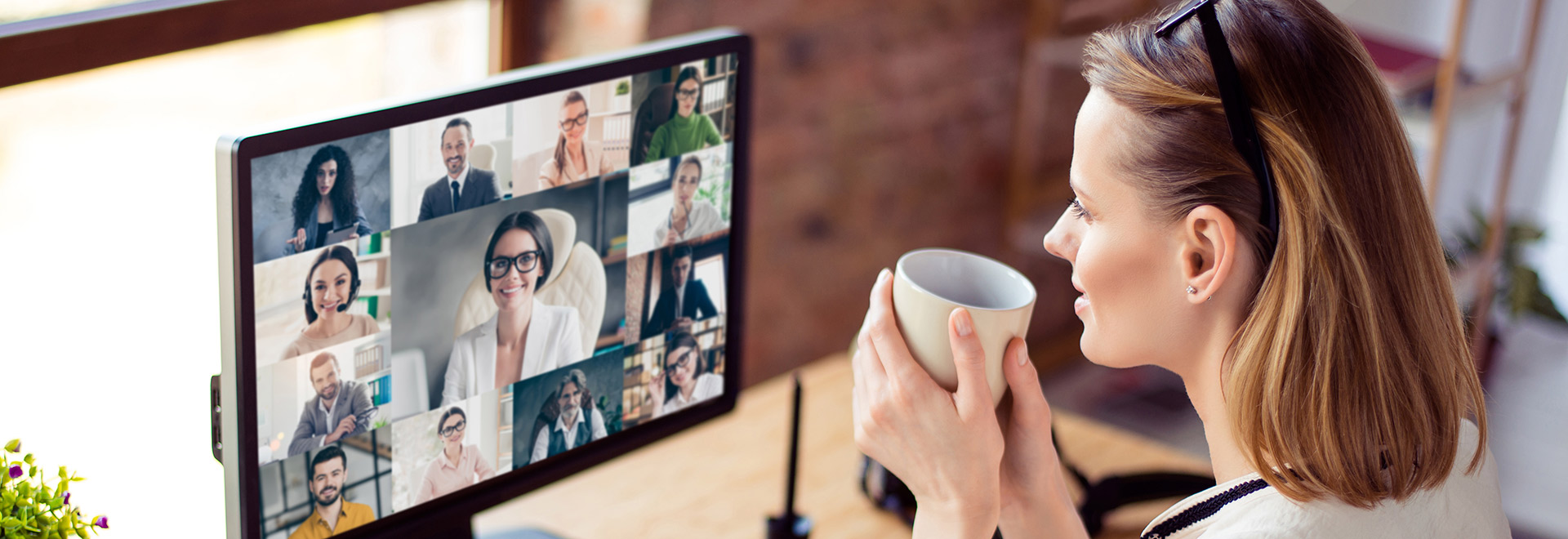 Frau im Homeoffice bei einer Videokonferenz