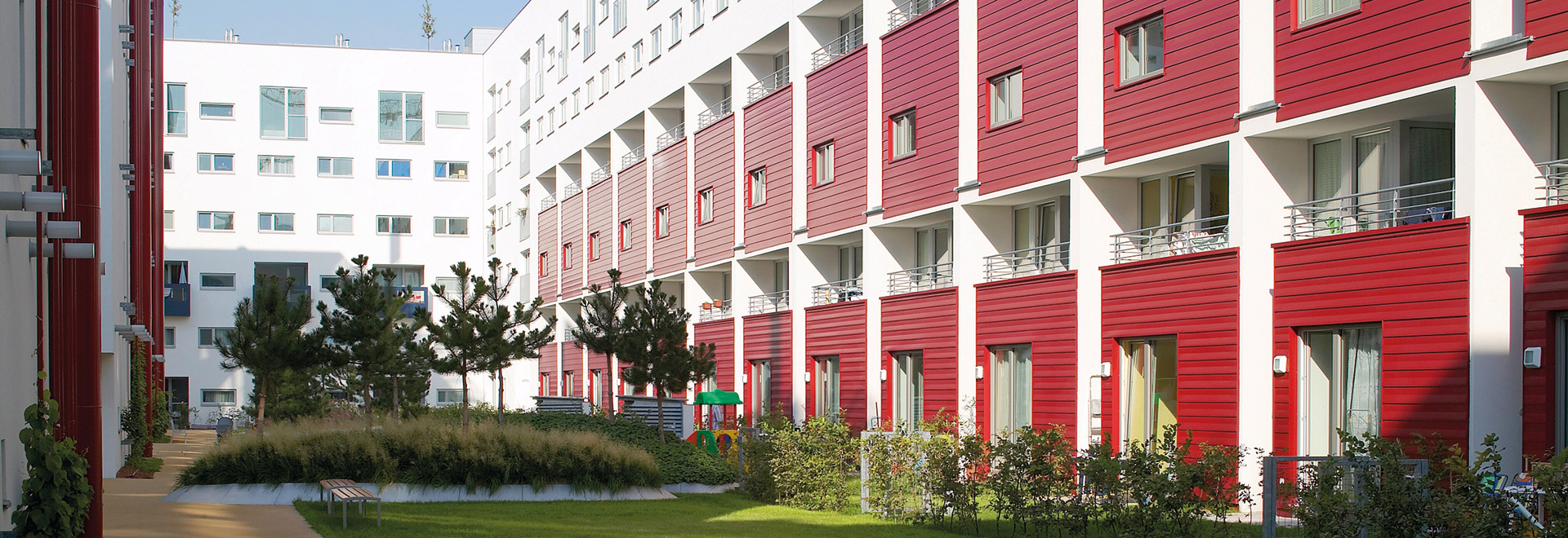 Moderner Wohnungskomplex mit Balkonen