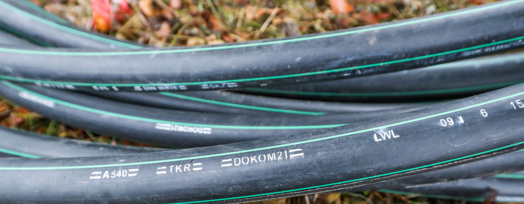 Eine ausfallsichere Netzwerkanbindung ist essentiell für den Betrieb eines Rechenzentrums Kabel mit DOKOM21-Aufdruck