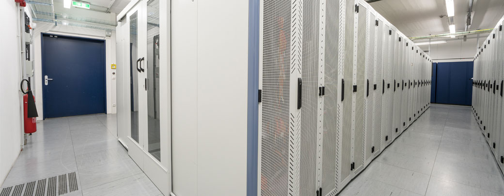 Service-Rechenzentren bieten einen sicheren Platz für die Unterbringung von einzelnen Server-Systemen bis hin zur Auslagerung kompletter Rechenzentren Serverschränke im Inneren eines Rechenzentrums