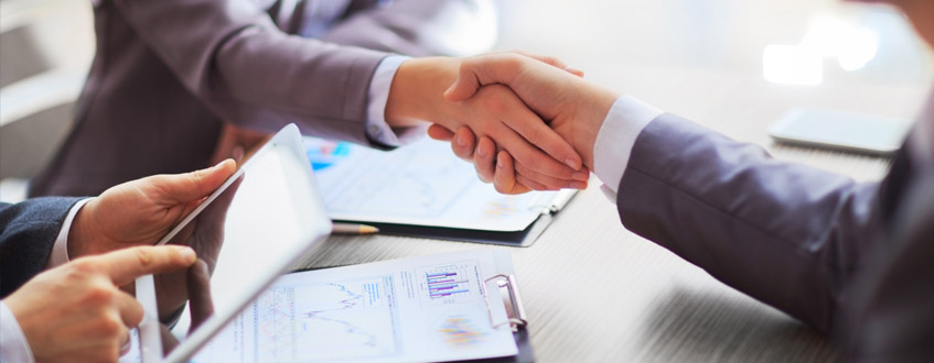 Zwei Personen schütteln sich die Hände