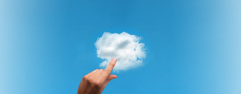 Hand greift nach einer Wolke