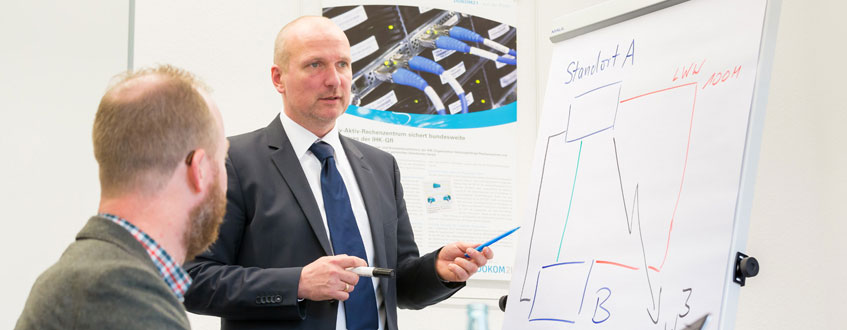 Risikoanalysen sind nicht für alle Unternehmen eine Selbstverständlichkeit DOKOM21 Mitarbeiter erklärt das Georedundanz-Konzept der Rechenzentren
