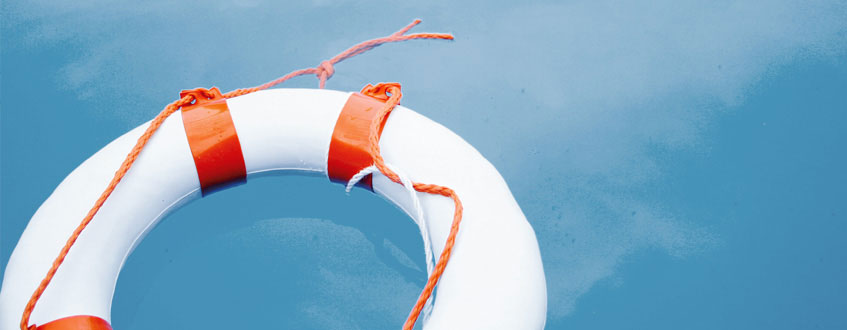 Für den Notfall sollten automatisierte Backup-Lösungen eingerichtet werden Ein Rettungsring schwimmt im Wasser