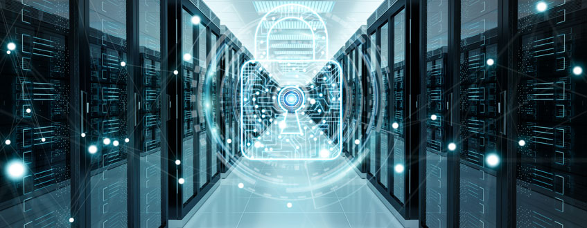 Ein Rechenzentrum bietet größeren Datenschutz als ein eigener Server im Büro Grafische Darstellung eines Vorhängeschlosses zwischen Serverschränken