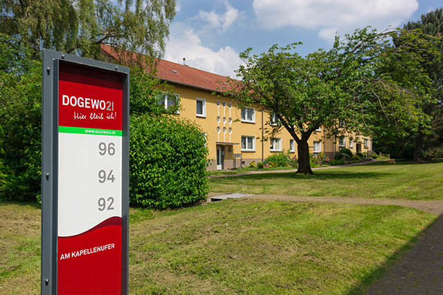 Steigerung der Attraktivität der Wohnungen Wegweiserschild DOGEWO21 mit Hausnummern