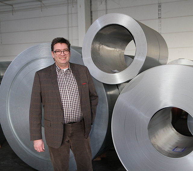 Christoph Bartosch, geschäftsführender Gesellschafter der Hanigk & Bartosch Stahlservice GmbH & Co. KG Christoph Bartosch vor Stahl-Coils