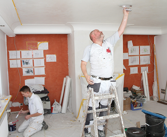 Handwerker greifen von Baustelle direkt auf Unternehmensdaten zu Handwerker bei der Arbeit