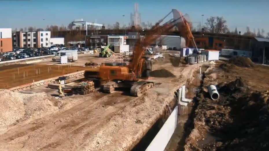 Ansicht einer Baustelle mit verschwommenem Bagger, um Bewegung zu signalisieren