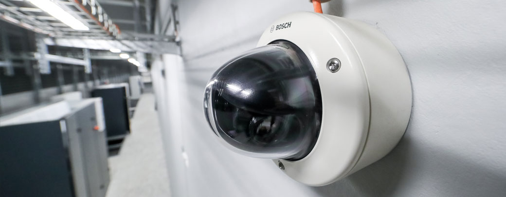 Schutz vor Einbrechern und Vandalismus Überwachungskamera im Rechenzentrum