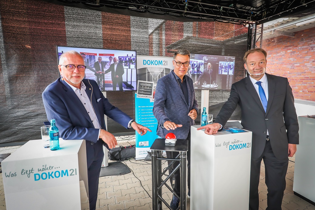 Startschuss für den Ruhr-Backbone Drei Personen zeigen auf einen roten Knopf