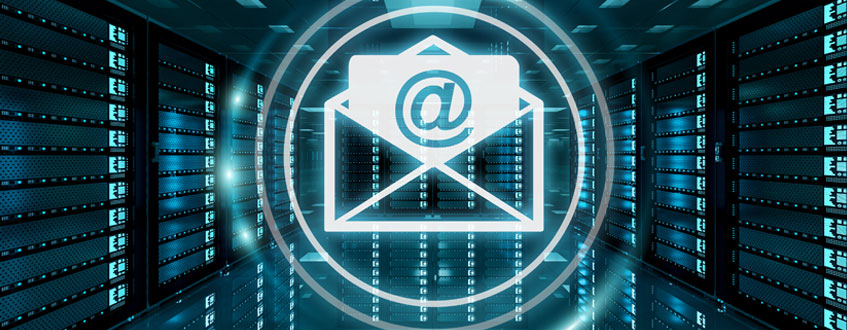 DOKOM21 Secure E-Mail Gateway nutzt modernste Security Technologien Ansicht eines Serverraums mit einer Grafik eines Briefumschlags
