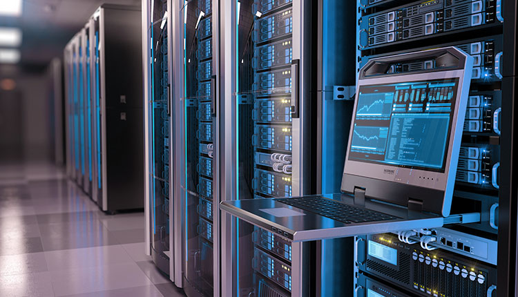 Ansicht eines Serverraums von innen mit aufgeklapptem Laptop davor