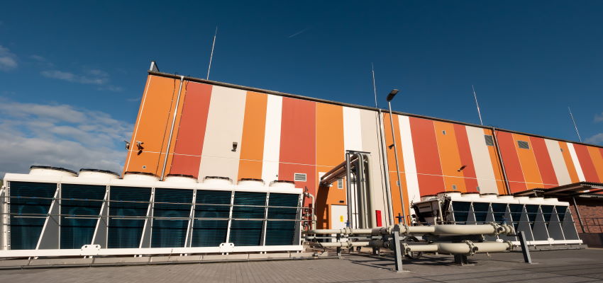 Die Außenkühler tragen zur optimalen Energieeffizienz des Rechenzentrums bei Außenkühler vor dem Rechenzentrum in Dortmund-Huckarde