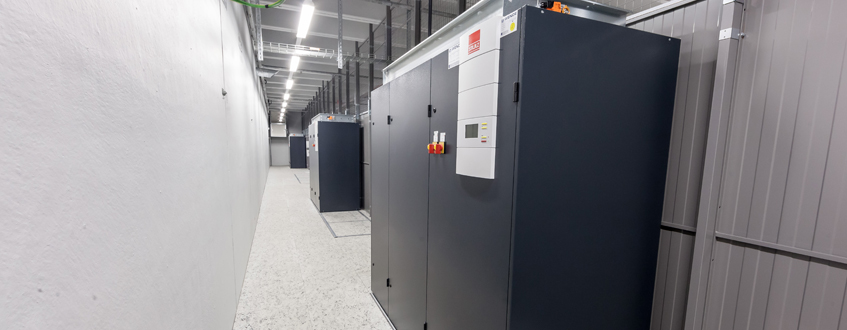 Die Flächen für die IT-Infrastruktur sind von den IT-Flächen der Mieter getrennt Serverschränke in einem Rechenzentrum