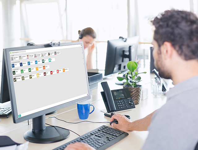 Modernste Unified-Communications-Anwendung Mann arbeitet am Computer