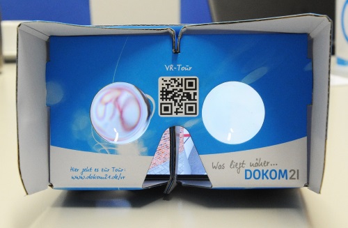 Ein Cardboard im DOKOM21-Design, um VR auf dem Smartphone zu nutzen