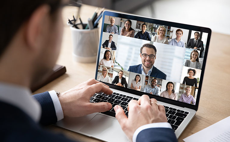 Ansicht einer Videokonferenz auf einem Laptop