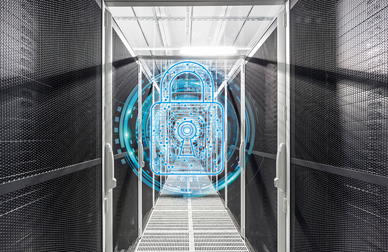 Gang zwischen Serverschränken mit Vorhängeschloss