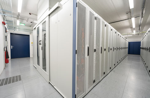 Ansicht aus dem Inneren eines Rechenzentrums