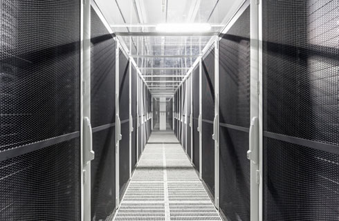 Ansicht eines Gangs im Inneren eines Rechenzentrums