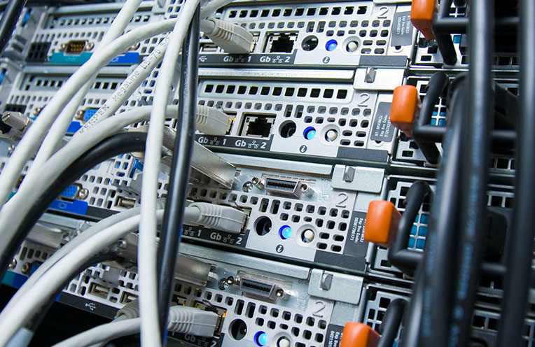 Rückseite eines Serverschrankes mit verschiedenen Kabeln