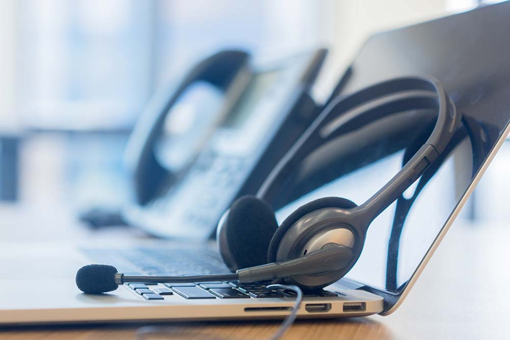 Headset liegt auf einem Laptop