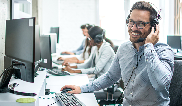 Callcenter-Mitarbeiter am Telefon