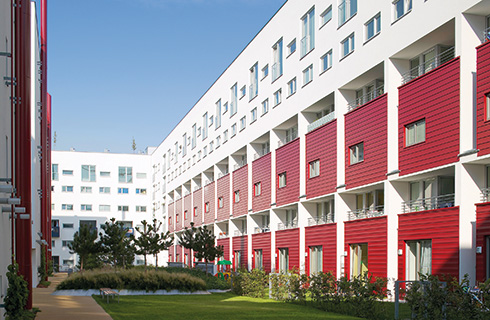 Moderner Wohnungskomplex mit Balkonen