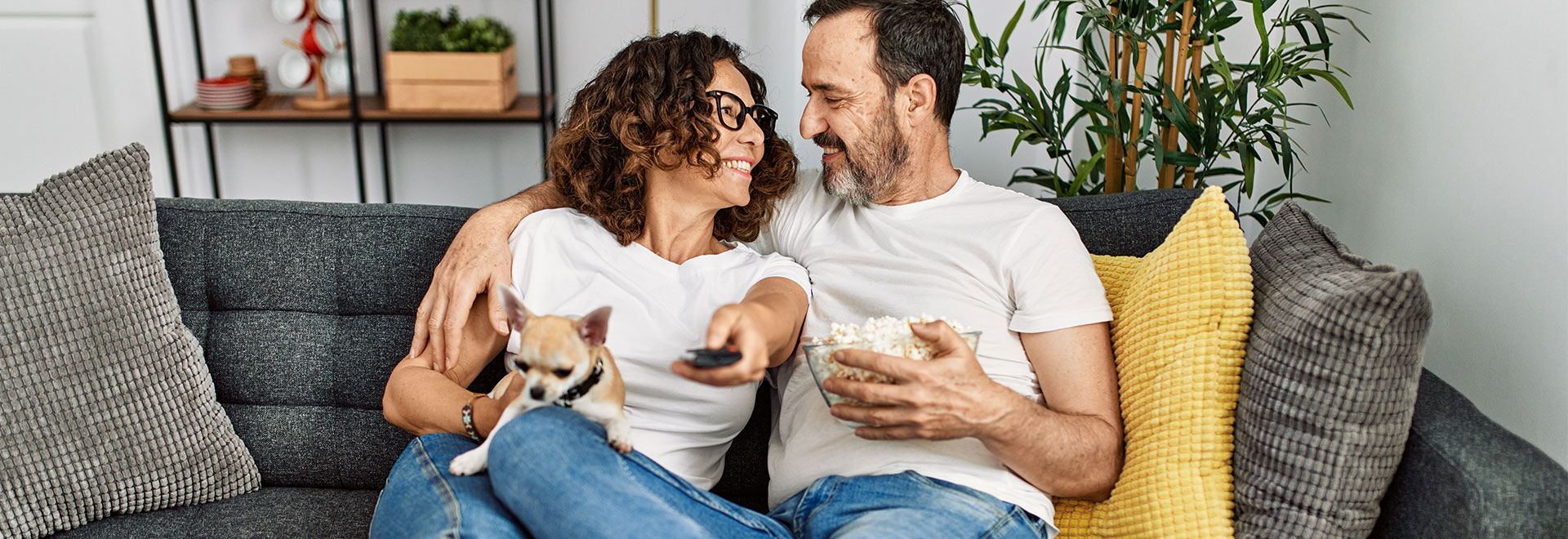 Glückliches Paar auf dem Sofa