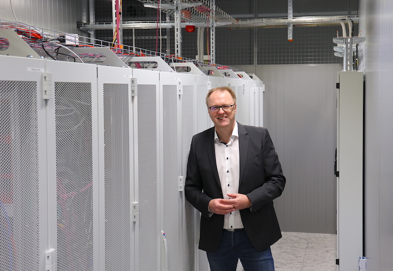 Bereits seit 2007 nutzen die VOLKSWOHL BUND Versicherungen Rechenzentrumsfläche von DOKOM21 in Dortmund Mann steht vor Serverschränken in einem Rechenzentrum