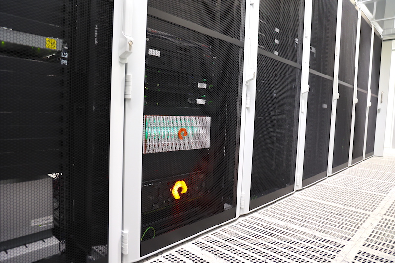 Im DOKOM21 Rechenzentrum betreibt das Unternehmen ein Großrechner-System Serverschränke in einem Rechenzentrum