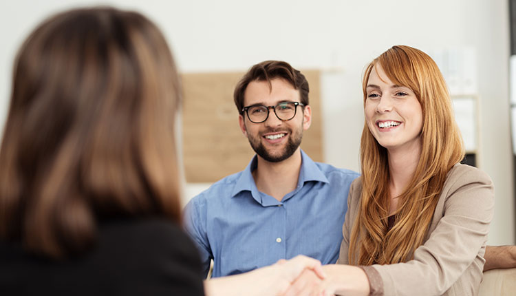Zwei Personen in einem Beratungsgespräch