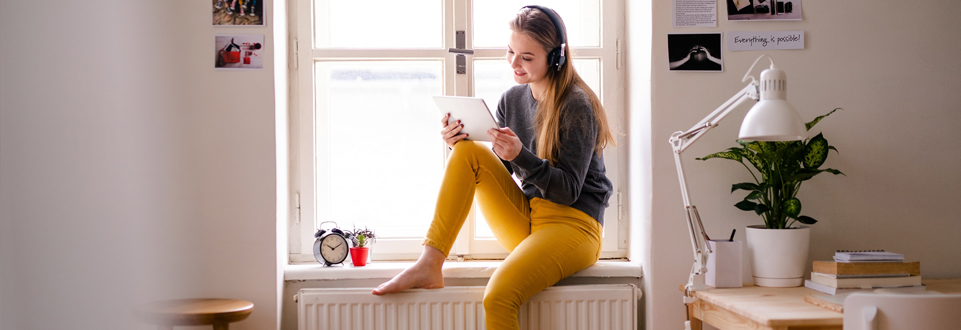 Frau schaut auf ein Tablet