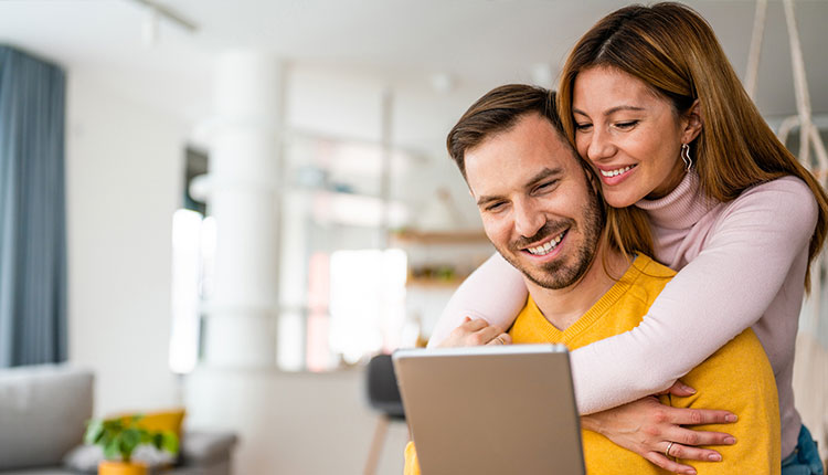 Junges Paar vor einem Tablet