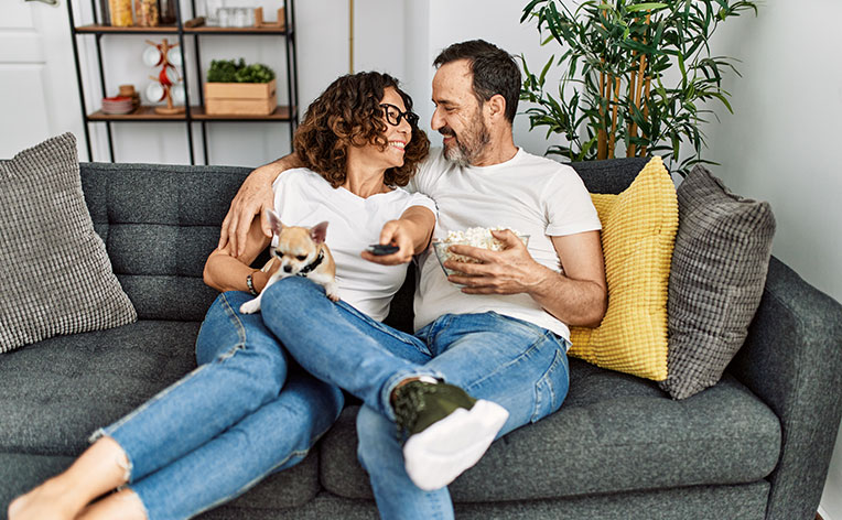 Glückliches Paar auf dem Sofa