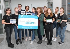 DOKOM21 Mitarbeiterin mit jungen Teilnehmern der Get Online Week