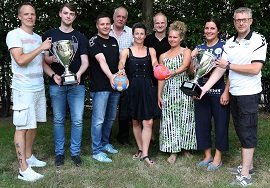 DOKOM21 Mitarbeiterin und Verantwortliche der Dortmunder Handball Stadtmeisterschaften mit Bällen und Pokalen
