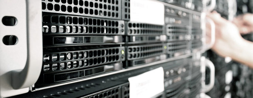 Serverlösungen gibt es in verschiedenen Größen Ansicht eines Servers in einem Serverrack