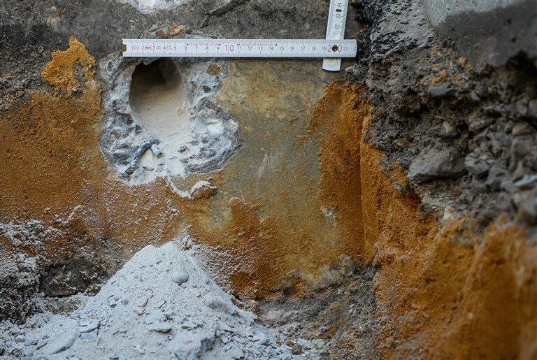 Glasfaserkabel wird verlegt Ansicht eines Bohrloches in der Außenwand eines Gebäudes mit Zollstock daneben