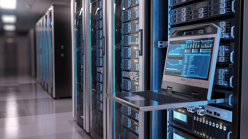 Ansicht eines Serverraums von innen mit aufgeklapptem Laptop davor