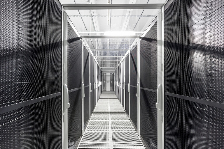 Wesentliche Komponenten der Rechenzentren sind redundant aufgebaut Serverschränke in einem Rechenzentrum
