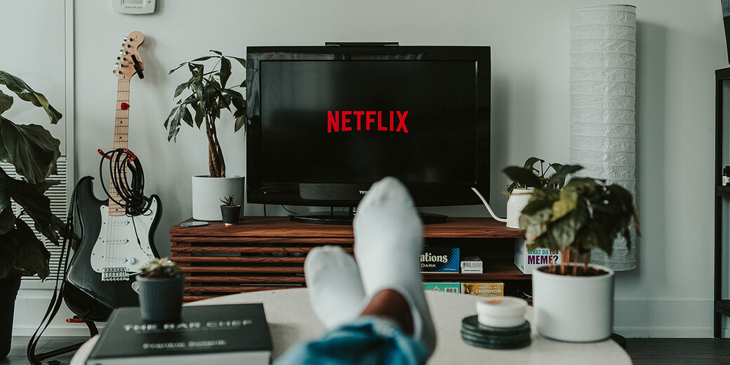 Person schaut Netflix im Fernseher