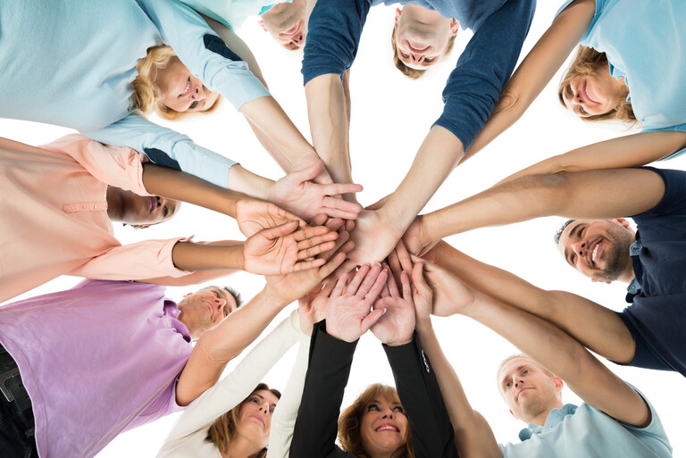 Teamwork Menschen reichen einander die Hände